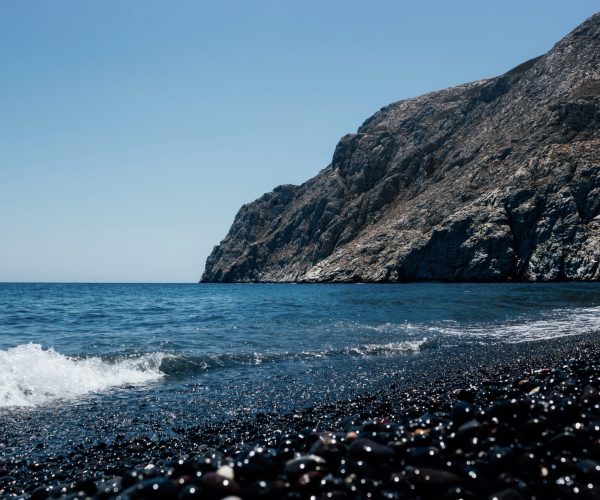 The,Black,Volcanic,Beach,At,Kamari,Santorini,Greece,,A,Unique